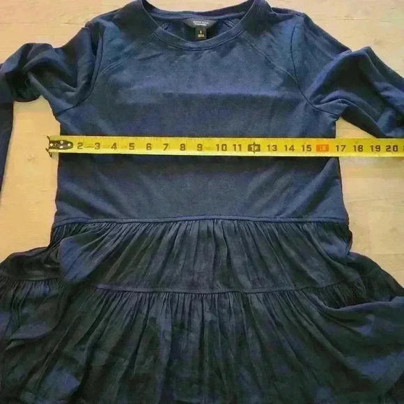 Simply Vera Wang Navy top size small - Picture 5 of 7